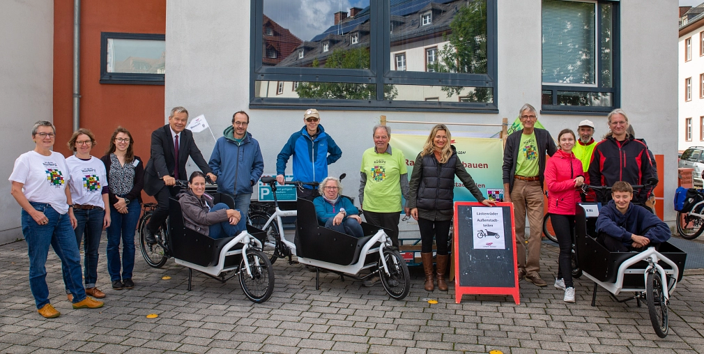 Oberbürgermeister Dr. Thomas Spies (4.v.l.) und Bürgermeisterin Nadine Bernshausen (6.v.r.) haben gemeinsam mit den Mitarbeiter*innen der Stadt drei neue Leih-Lastenräder an den Verein Freie Lasten und die Stadtteile Elnhausen, Moischt und Michelbach über&nbsp;&copy;&nbsp;Patricia Grähling, Stadt Marburg