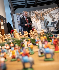 Oberbürgermeister Dr. Thomas Spies eröffnet die beliebte Krippenausstellung im Rathaus, in der hunderte verschiedener Krippenfiguren in allen Details zu bewundern sind. © Patricia Grähling, Stadt Marburg