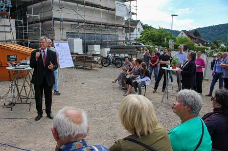Oberbürgermeister Dr. Thomas Spies eröffnete das Richtfest des Nachbarschaftszentrums Waldtal. © Freya Altmüller, Stadt Marburg