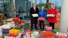Oberbürgermeister Dr. Thomas Spies freut sich gemeinsam mit Jutta Bredemann und Elke Teves vom Verein „Hilfe für Sibiu“ über die rund 600 Weihnachtsgeschenke für Kinder in der Partnerstadt Sibiu/Hermannstadt in Rumänien.