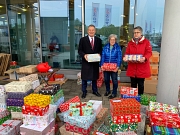 Oberbürgermeister Dr. Thomas Spies freut sich gemeinsam mit Jutta Bredemann und Elke Teves vom Verein „Hilfe für Sibiu“ über die rund 600 Weihnachtsgeschenke für Kinder in der Partnerstadt Sibiu/Hermannstadt in Rumänien.