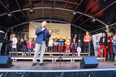 Oberbürgermeister Dr. Thomas Spies hieß alle Interessierten zum Event „Marburg singt!“ auf dem Marktplatz willkommen. © Beatrix Achinger, i.A.d. Stadt Marburg
