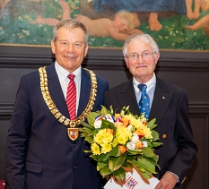 Oberbürgermeister Dr. Thomas Spies (l.) überreicht Jürgen Wieprecht den Ehrenbrief des Landes Hessen. © Patricia Grähling, Stadt Marburg