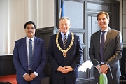 Oberbürgermeister Dr. Thomas Spies (M.) hat die indischen Konsuln Ram Kumar (l.) und Vinod Kumar im Rathaus empfangen. Beide trugen sich ins Goldene Buch der Stadt ein.