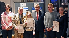 Oberbürgermeister Dr. Thomas Spies (Mitte) gratulierte der studentischen Initiative BRUKS Marburg zum ersten Preis des Marburger Integrationswettbewerbs „move it!“, den sie für ihren Dolmetscherdienst und Hilfechat für Geflüchtete aus der Ukraine erhielt.