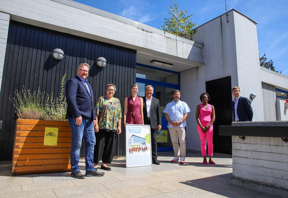 Oberbürgermeister Dr. Thomas Spies (Mitte) und Stadträtin Kirsten Dinnebier (2.v.l.) stellen die neue Cappeler Quartiersmanagerin Vanessa Martin (3.v.l.) vor – gemeinsam mit (v.l.) Ortsvorsteher Peter Hesse, Fachbereichsleiter Soziales Peter Schmidt, Isab&nbsp;&copy;&nbsp;Patricia Grähling, Stadt Marburg