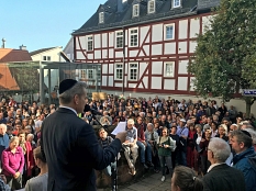 Oberbürgermeister Dr. Thomas Spies sprach vor rund 2000 Menschen. © Birgit Heimrich, Stadt Marburg