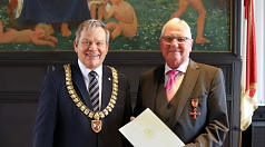 Oberbürgermeister Dr. Thomas Spies übergab Ernst-Rüdiger Schmeltzer für sein jahrzehntelanges unermüdliches und beispielgebendes Wirken das Verdienstkreuz am Bande des Verdienstordens der Bundesrepublik Deutschland.