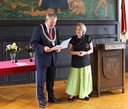 Charlotte Schmidt-Schön bekommt den Landesehrenbrief von Oberbürgermeister Dr. Thomas Spies überreicht.