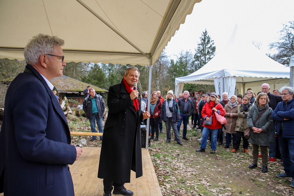Oberbürgermeister Dr. Thomas Spies und GeWoBau-Geschäftsführer Jürgen Rausch begrüßen rund 200 Nachbar*innen auf dem Gelände am Vitos-Park, auf dem ein VinziDorf entstehen soll.&nbsp;&copy;&nbsp;Patricia Grähling, Stadt Marburg
