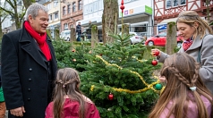 Oberbürgermeister Dr. Thomas Spies und Oberstadtmanagerin Nadine Kümmel schmücken gemeinsam mit Kindern die ersten Bäume im Weihnachtswald.