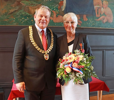 Das Bild zeigt Oberbürgermeister Dr. Thomas Spies und Prof. Dr. Ilse Strempel © Beatrix Achinger, i.A.d. Stadt Marburg