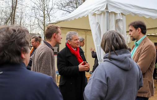 Oberbürgermeister Dr. Thomas Spies und Stadträtin Kirsten Dinnebier kamen mit den Nachbar*innen in kleinen Runden ins direkte Gespräch über deren Fragen und Anmerkungen rund um das VinziDorf.&nbsp;&copy;&nbsp;Patricia Grähling, Stadt Marburg