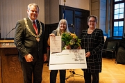 Oberbürgermeister Dr. Thomas Spies und Stadträtin Kirsten Dinnebier (r.) überreichten den Marburger Gleichberechtigungspreis an den Verein FrauenKunstGeschichte, den Vorstandmitglied Dr. Irene Ewinkel, entgegennahm.
