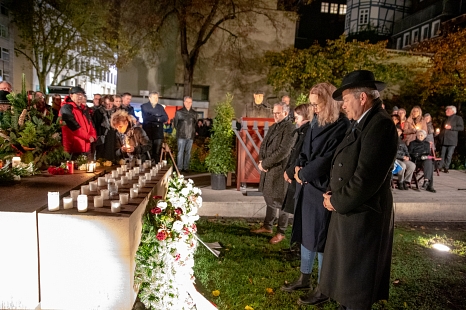 Im Namen der Universitätsstadt Marburg wurde ein Kranz im Gedenken an die Opfer der Pogromnacht im Garten des Gedenkens niedergelegt. © Patricia Grähling, Stadt Marburg