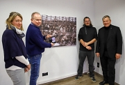 Oberbürgermeister Dr. Thomas Spies (v.r.) besichtigt den SpielRAUM von Fotograf Chris Schmetz gemeinsam mit Jan Röllmann (Stadtmarketing) und Nadine Kümmel (Oberstadtbüro).