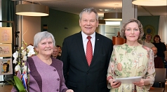 Oberbürgermeister Dr. Thomas Spies verlieh den Ehrenbrief des Landes Hessen an Elsa Laibold (rechts) und das Historische Stadtsiegel an Erika Süß. Beide sind seit vielen Jahren im Deutsch-Osteuropäischen Integrationszentrum engagiert.