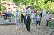 Oberbürgermeister Dr. Thomas Spies (vorne Mitte) kam auf einem Spaziergang durch die Stadtteilgemeinde Badestube am Richtsberg mit Bürger*innen ins Gespräch. Dass die Veranstaltung als Teil der Reihe „3000 Schritte mit dem Oberbürgermeister“ in der Badest