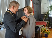 Oberbürgermeister Dr. Thomas Spies zeichnet Christa Winter mit der Goldenen Ehrennadel der Stadt aus