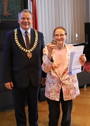 Oberbürgermeister Dr. Thomas Spies zeichnet Prisca Priebe für ihr besonderes ehrenamtliches Engagement mit dem Historischen Stadtsiegel der Universitätsstadt Marburg aus
