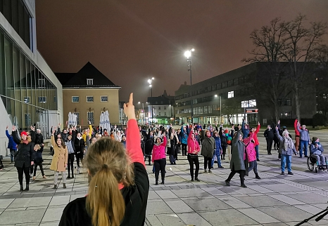 Rund 100 Menschen haben im vergangenen Jahr an der Tanzdemo „One Billion Rising“ vor dem Erwin-Piscator-Haus teilgenommen. © Nadja Schwarzwäller i.A.d. Stadt Marburg