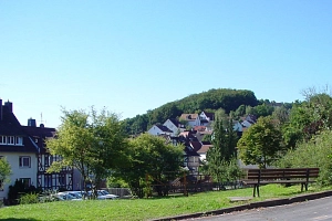 Ockershausen Parkbank in Ockershausen an einer Grünfläche