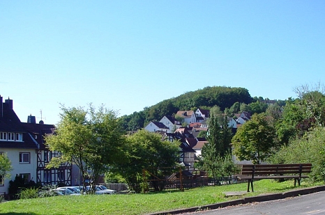 Parkbank in Ockershausen an einer Grünfläche © Universitätsstadt Marburg