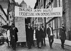 Ohnesorg-Demonstration 1967 in der Gutenbergstraße © Universitätsstadt Marburg