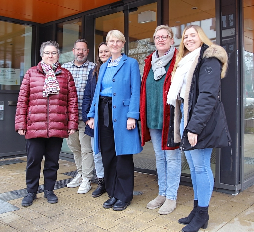 Gruppenfoto mit sechs Personen, darunter die aktuellen Ombudspersonen sowie Verantwortliche der Stadt Marburg.