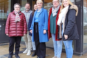 Ombudsstelle "Fair Wohnen" Gruppenfoto mit sechs Personen, darunter die aktuellen Ombudspersonen sowie Verantwortliche der Stadt Marburg.