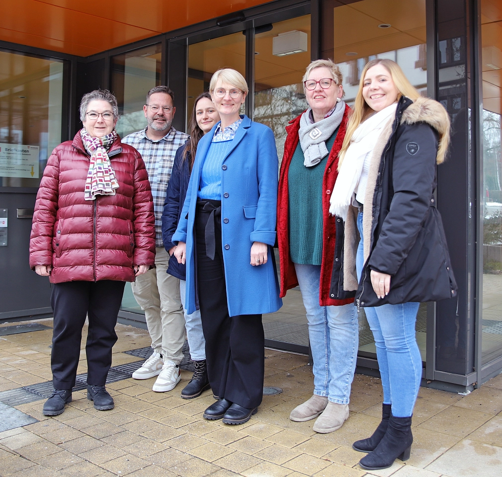 Gruppenfoto mit sechs Personen, darunter die aktuellen Ombudspersonen sowie Verantwortliche der Stadt Marburg.