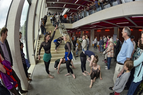 Treppentanz: Die Schülerinnen der Tanzcompagnie nutzen die neue Architektur optimal für ihren contemporary dance.