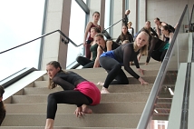 Viel Applaus bekamen die Schülerinnen der Tanzcompagnie für ihren eindrucksvollen Tanz auf den Treppen des neuen Gebäudes.
