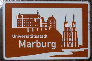 Ortsschild der Universitätsstadt Marburg mit Wahrzeichen Straßenschild der Universitätsstadt Marburg