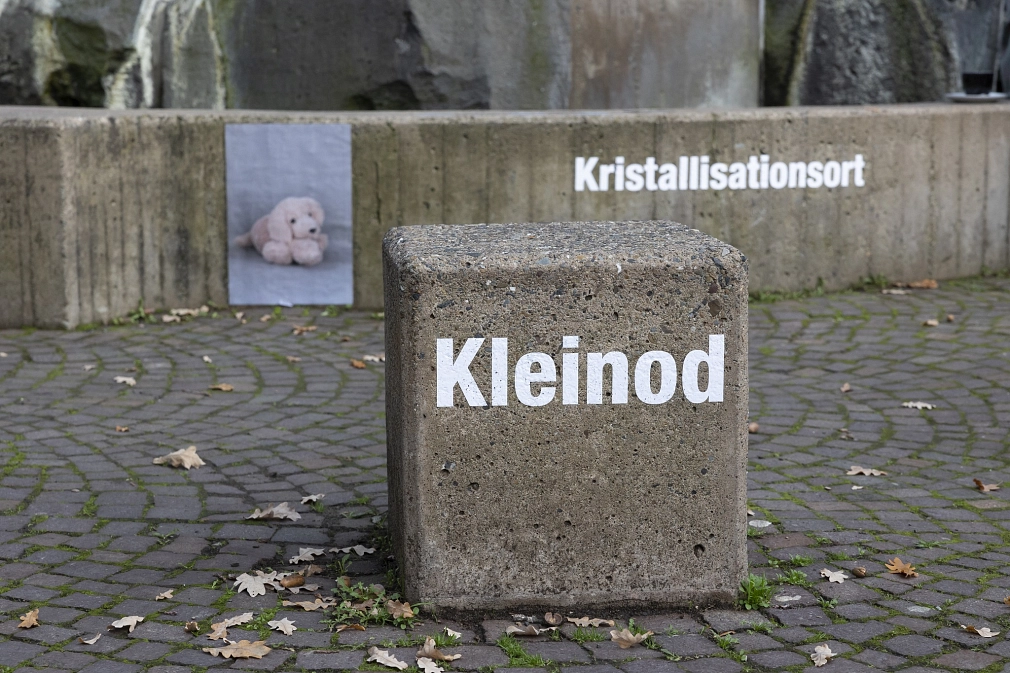 Zu sehen ist der Rudolphsplatz, auf dem verschiedene Wörter angebracht wurden, z.B. "Kleinod" und "Kristallisationsort".