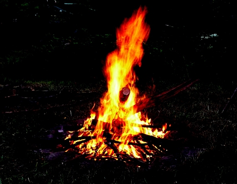 Feuerstätte mit lodernden Flammen in der Dunkelheit © K. Bork
