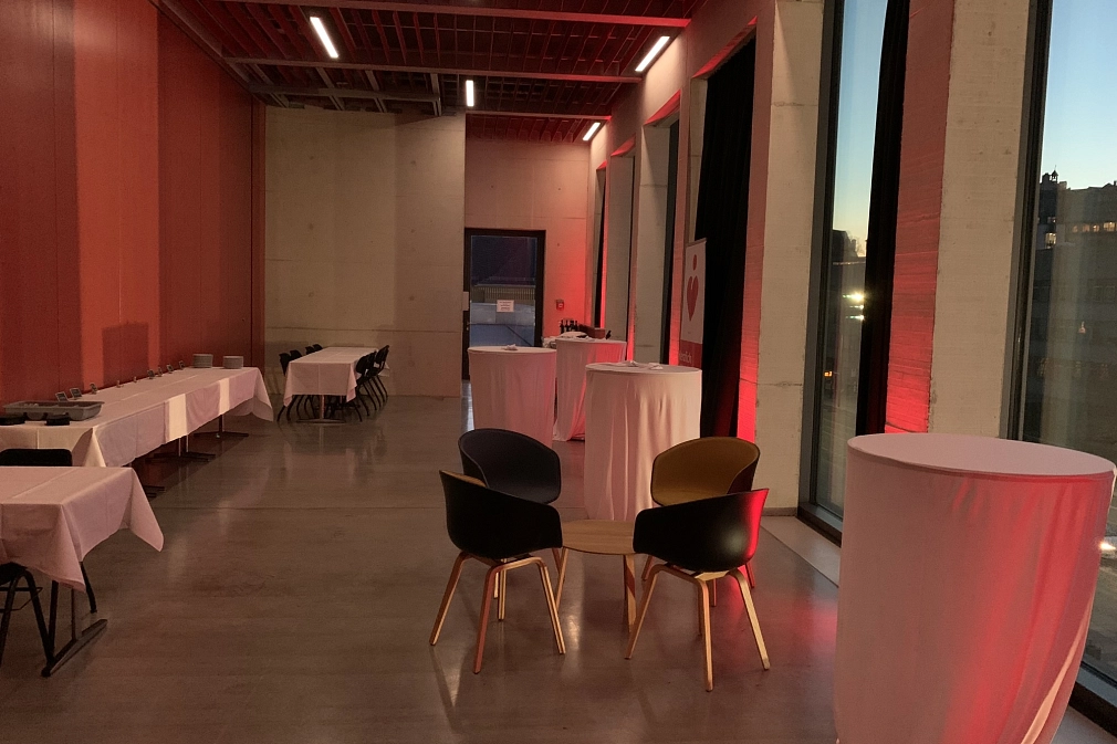 Panoramasaal Bankett EPH gedeckt mit Stehtischen.