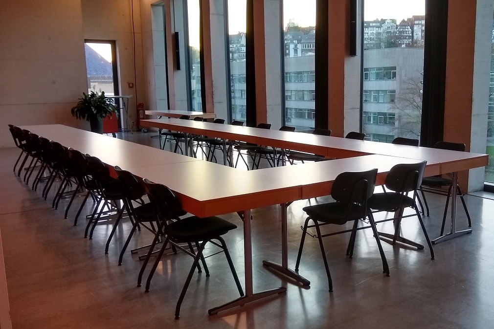 Panoramasaal geschlossen EPH.jpg Tischgruppe im U gestellt.