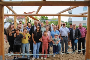 Pergola Stadtwald Fröhliche Menschen stehen unter der Pergola.