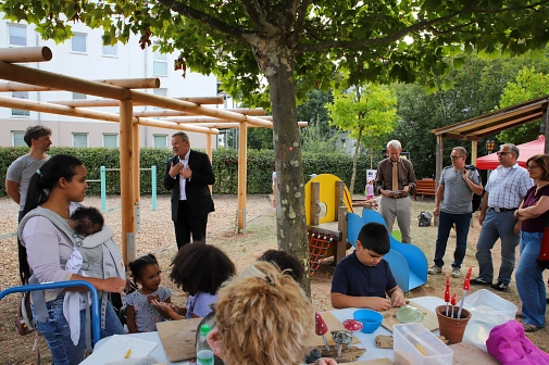 Eine Gruppe von Personen befindet sich auf dem Spielplatz im Stadtwald.