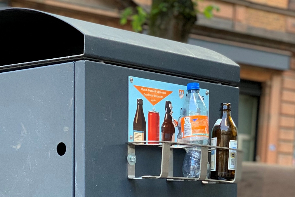 In den Pfandringen können Pfandflaschen und -dosen bequem abgestellt werden und sind gut erreichbar für Menschen, die solches Leergut sammeln.&nbsp;&copy;&nbsp;DBM, Sonja Stender