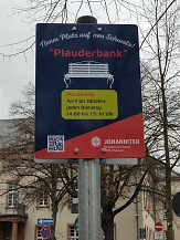 Hinweisschild Plauderbank auf dem Friedrichsplatz im Südviertel © Universitätsstadt Marburg, FD Stadtgrün & Friedhöfe