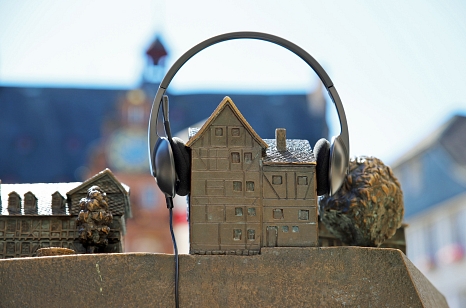 Podcast: Für Marburg gibt’s nun regelmäßig was auf die Ohren: Die Universitätsstadt startet am 27. Juli ihren offiziellen Podcast „Hör mal Marburg“. © Simone Schwalm, Stadt Marburg