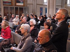Mehr als 100 Besucher verfolgten die Diskussion in der Lutherischen Pfarrkirche in Marburg. © Gesa Coordes, i.A.d. Stadt Marburg