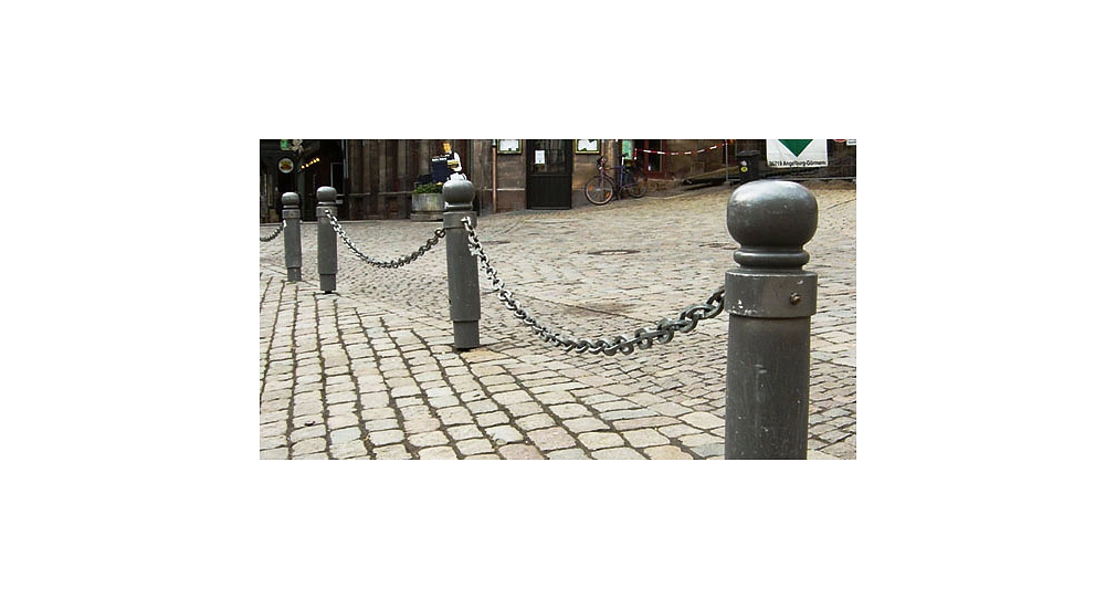 Das Foto zeigt die Polderabsperrung des Marktplatzes in der Oberstadt.