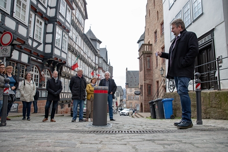Bürgermeister Wieland Stötzel (r.) nimmt den neuen Poller am Obermarkt in Betrieb. © Patricia Grähling, Stadt Marburg