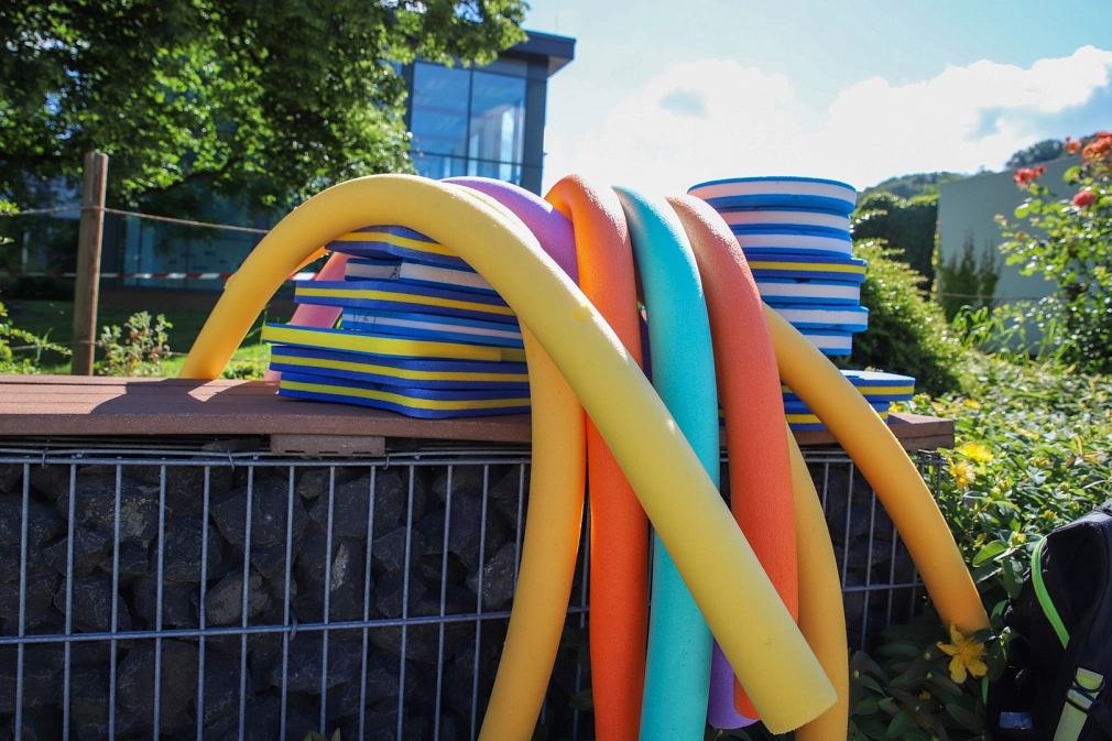Für die Aquafitness im AquaMar nutzen die Teilnehmenden unter anderem Poolnudeln und Schwimmbretter.&nbsp;&copy;&nbsp;Stefanie Ingwersen, Stadt Marburg