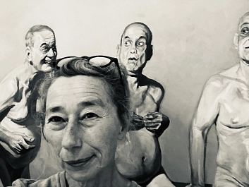 Porträt der Künstlerin Ana Laibach vor einem ihrer Bilder, selbst aufgenommen.&nbsp;&copy;&nbsp;Ana Laibach