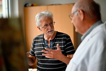 Poträt Eckhard Froeschlin: Eckhard Froeschlin im Zwiegespräch mit einem Kursteilnehmer. © Georg Kronenberg