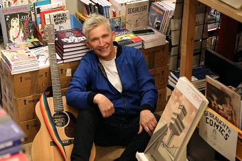 Potrträt von Suli Puschban zwischen Schallplatten, Büchern und Musikinstrumenten.&nbsp;&copy;&nbsp;Anja Mey